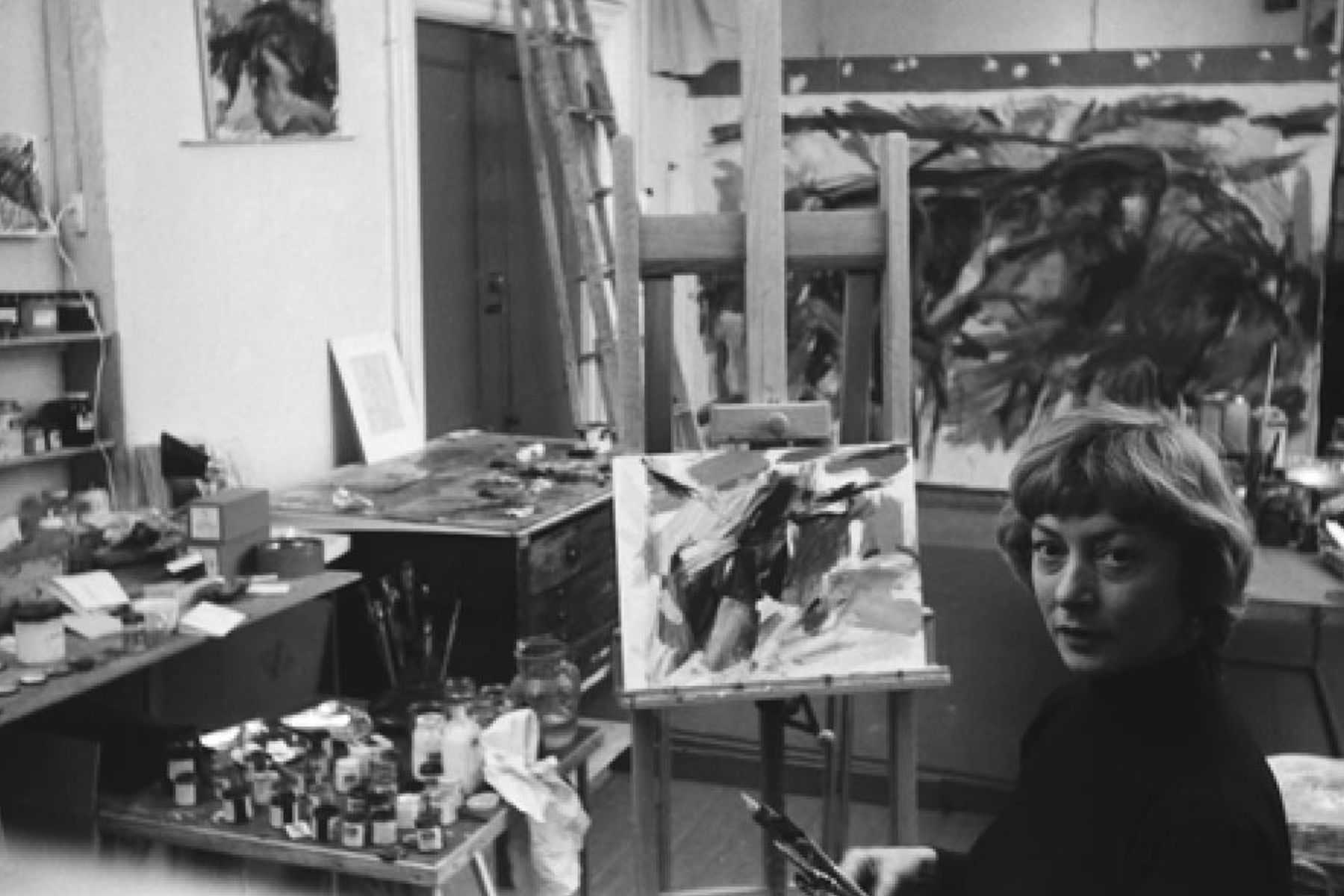 Black and white portrait of Elaine de Kooning taken in 1960 by Rudy Burckhardt