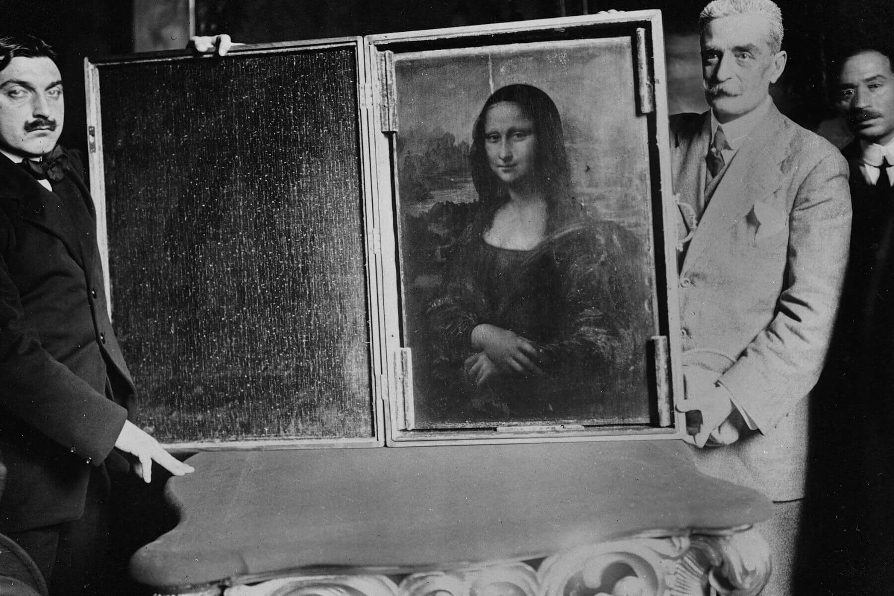 Italian authorities posing with the recovered Mona Lisa painting in Florence, 1913